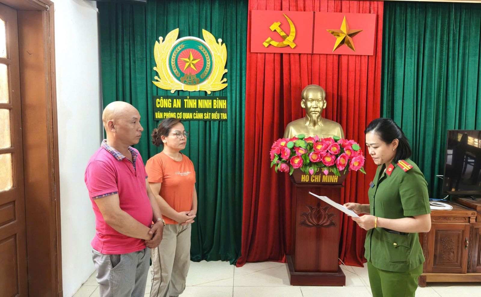 Khởi tố cặp vợ chồng ở Ninh Bình về hành vi đưa hối lộ để làm bìa đỏ