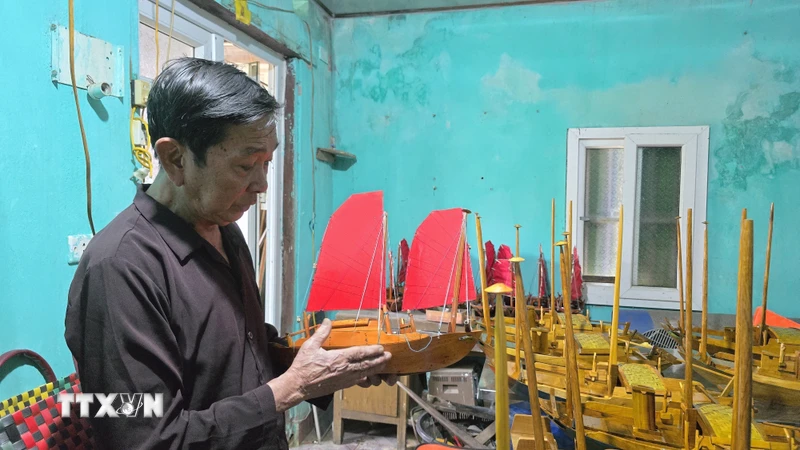 Người giữ hồn cho cánh buồm di sản trên vịnh Hạ Long