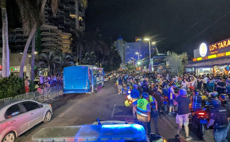 Se armó la trifulca entre motociclistas y soldados y policías. | Foto: Especial.