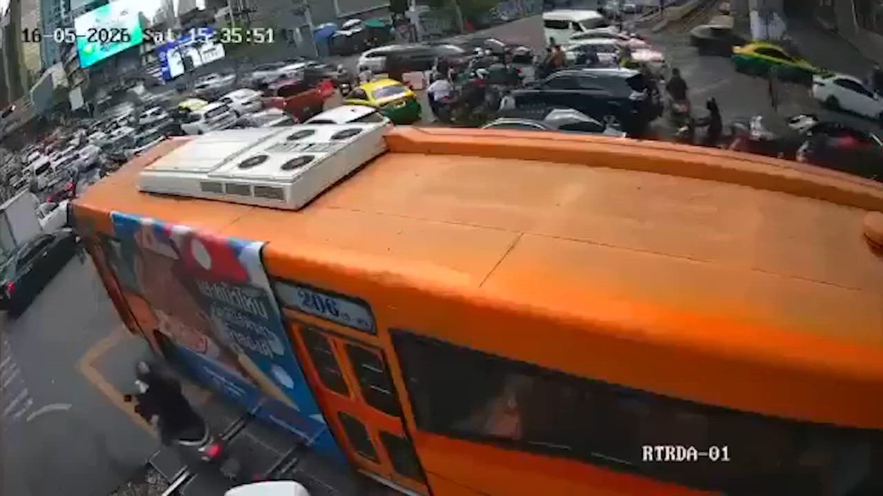 Thailand: Moment – 8 Tote, Dutzende Verletzte, als Güterzug in Bangkok ...
