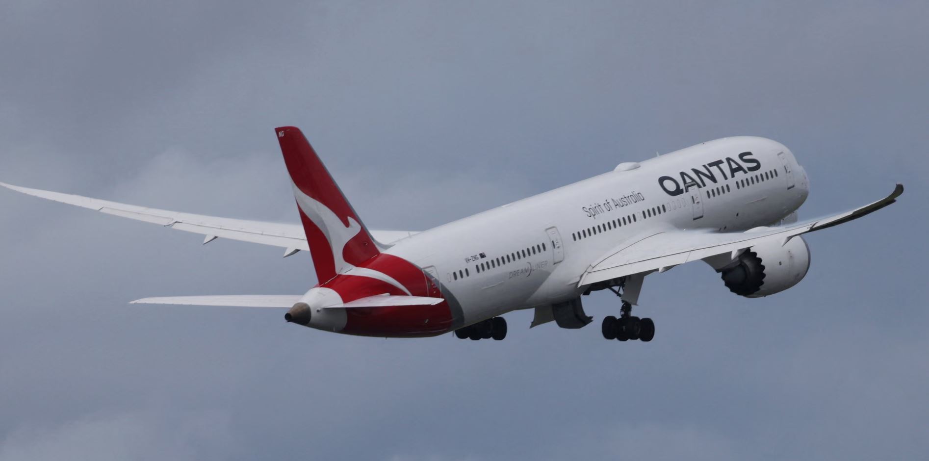 Χάος σε πτήση της Qantas: Επιβάτης δάγκωσε αεροσυνοδό και ανάγκασε ...