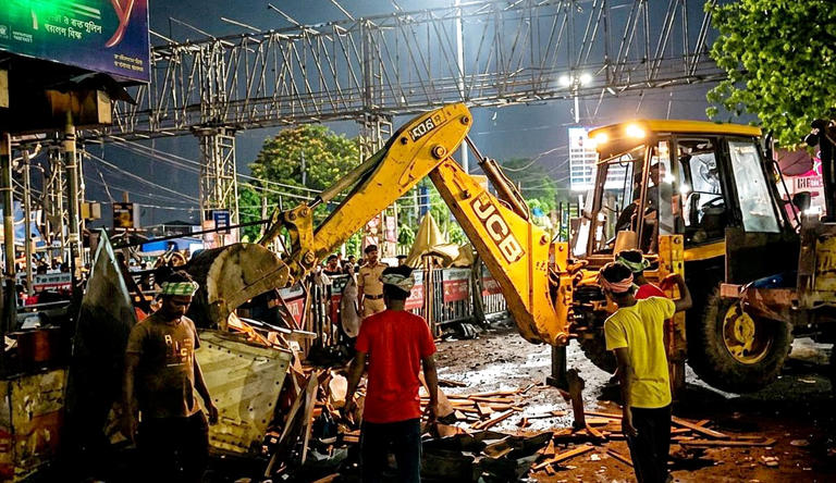 Massive demolition drive carried out near Howrah railway station in Bengal