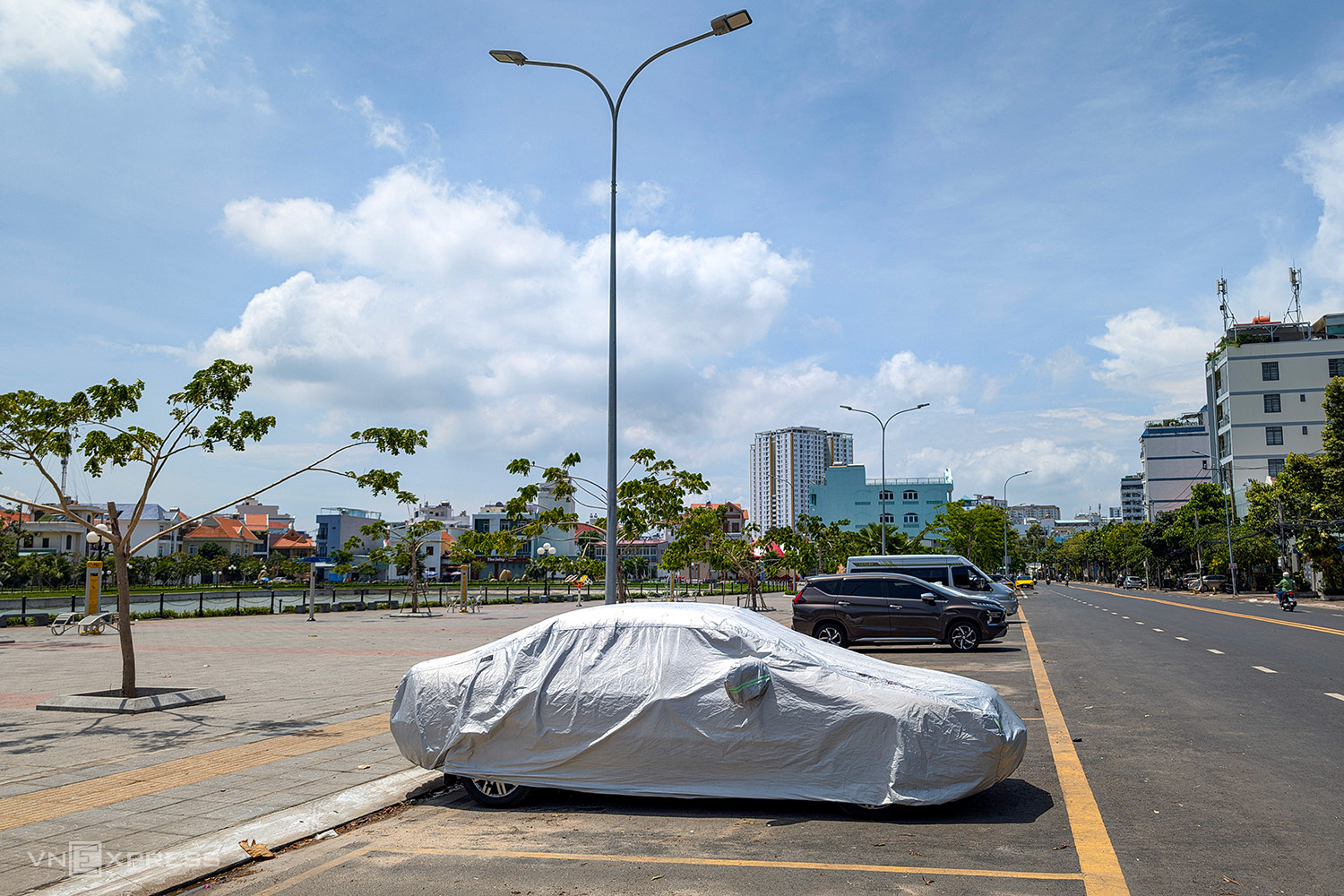 Người đàn ông tử vong cạnh cột đèn công viên nghi điện giật