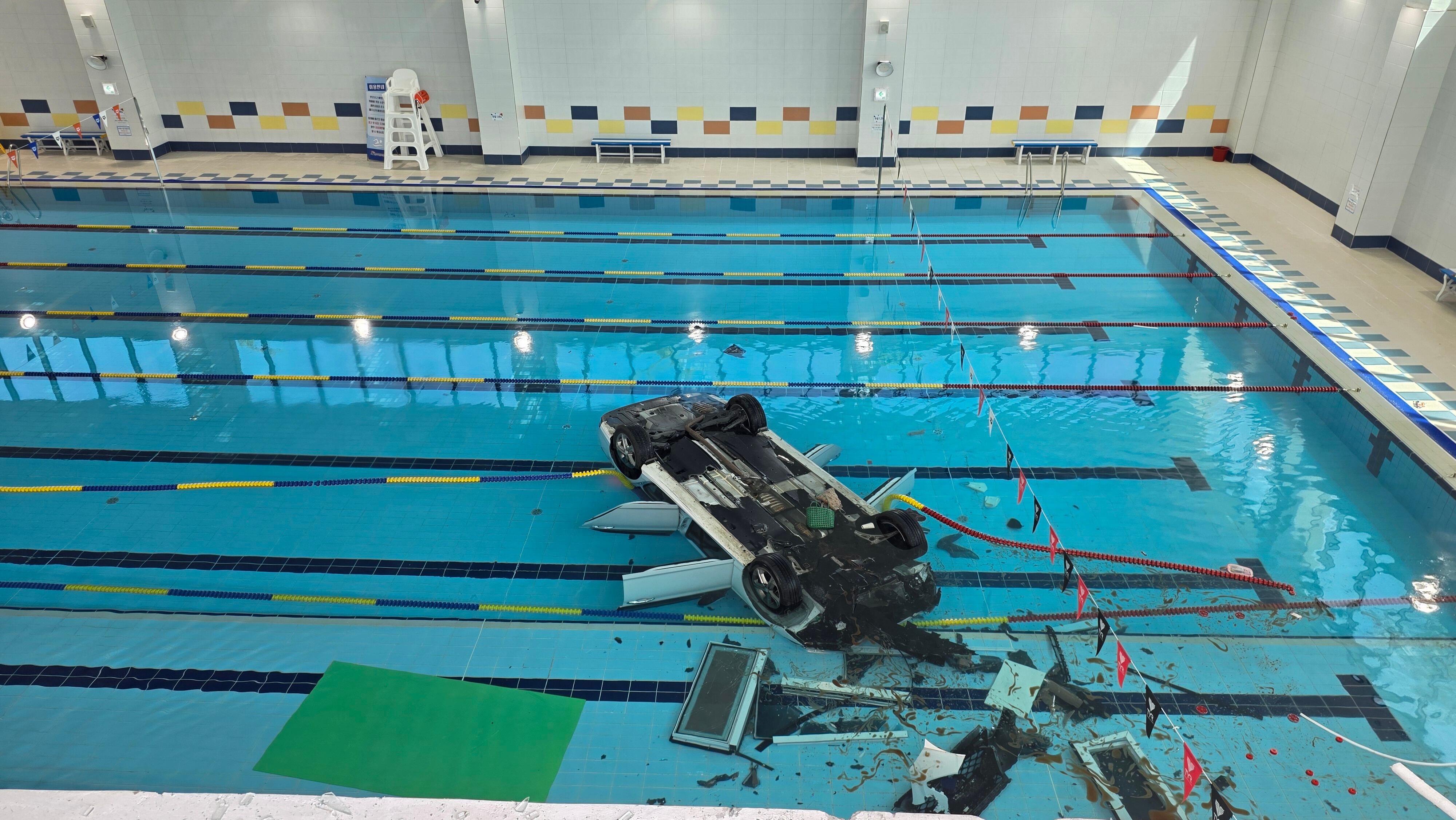 70s driver's car plunges into Miryang swimming pool