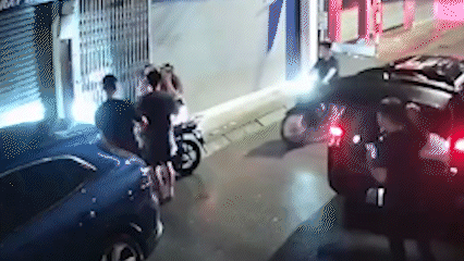 Nguyên nhân 2 cô gái bị hành hung lúc nửa đêm ở Hà Nội