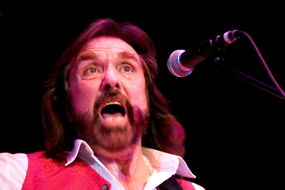 Dennis Locorriere performing with Bill Wyman &amp; the Rhythm Kings live at Sheffield City Hall – 01 March 2008