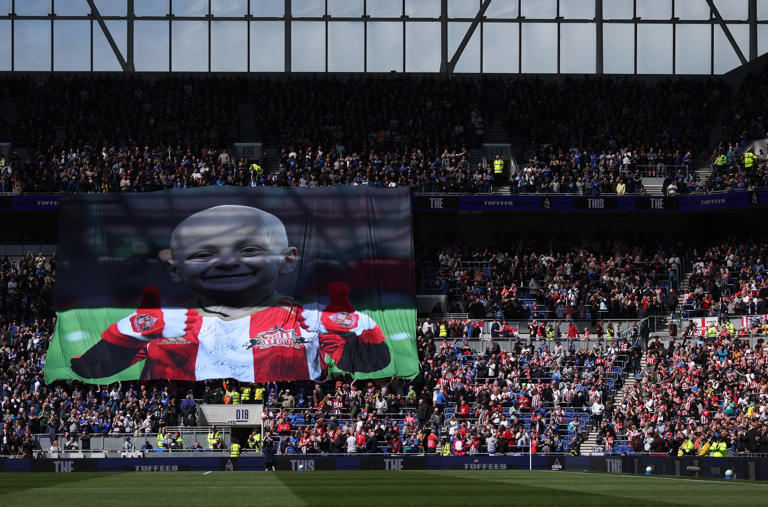 everton-fans-show-class-as-bradley-lowery-s-family-welcomed-for