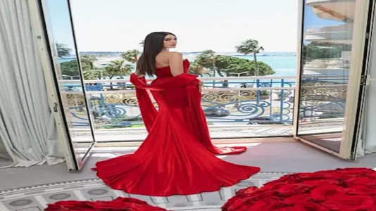 مايا أبو الحسن باللون الأحمر