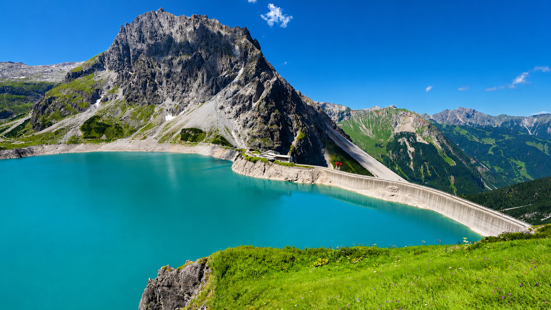 Lünersee in Österreich zeigt einen wunderschönen Wanderweg am Alpensee (4K)