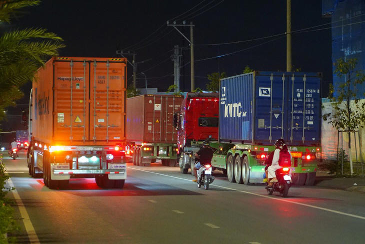 Container đậu gần kín làn xe máy trên đường Thống Nhất