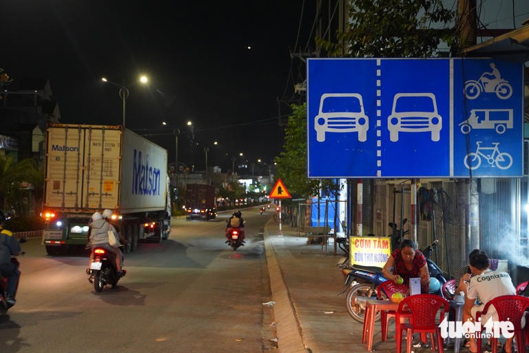Container đậu gần kín làn xe máy trên đường Thống Nhất