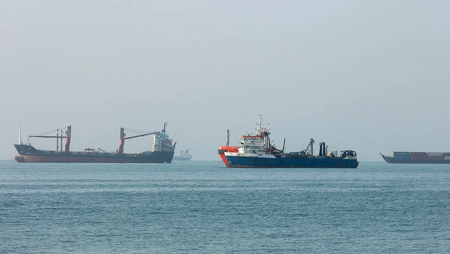 Impact of Strait of Hormuz closure on lubricant supply