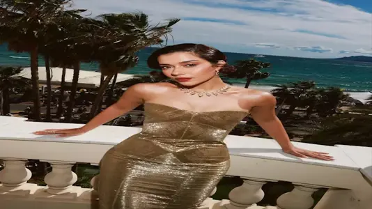 بلقيس باللون الذهبي