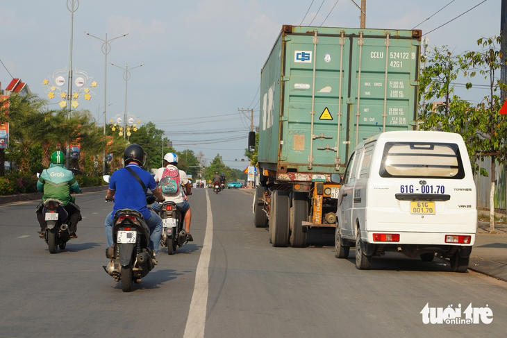 Container đậu gần kín làn xe máy trên đường Thống Nhất