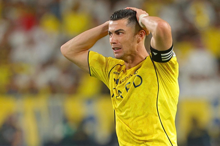 Ronaldo nhận hai 'nỗi đau' liên tiếp trong 4 ngày