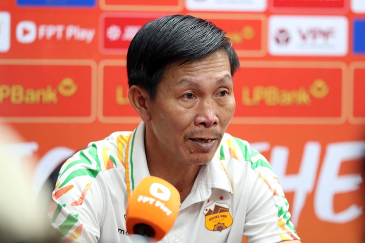 HLV Hoàng Anh Gia Lai phản ứng gay gắt với trọng tài