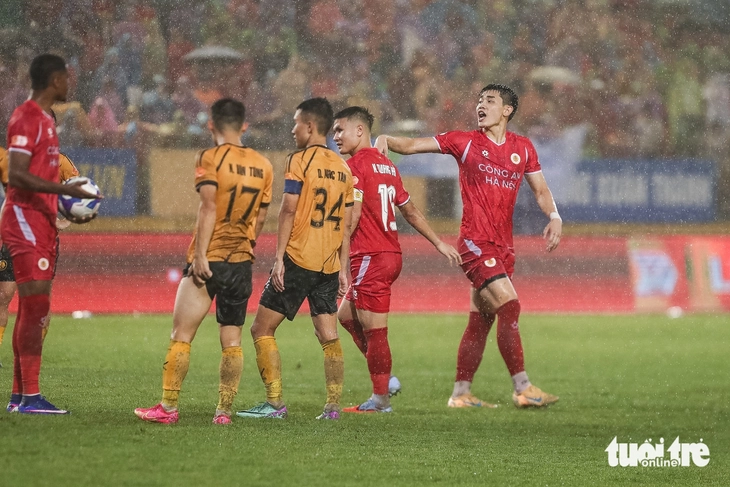HLV CLB Công An Hà Nội lên tiếng vụ Đình Bắc và Alan tranh nhau đá phạt đền