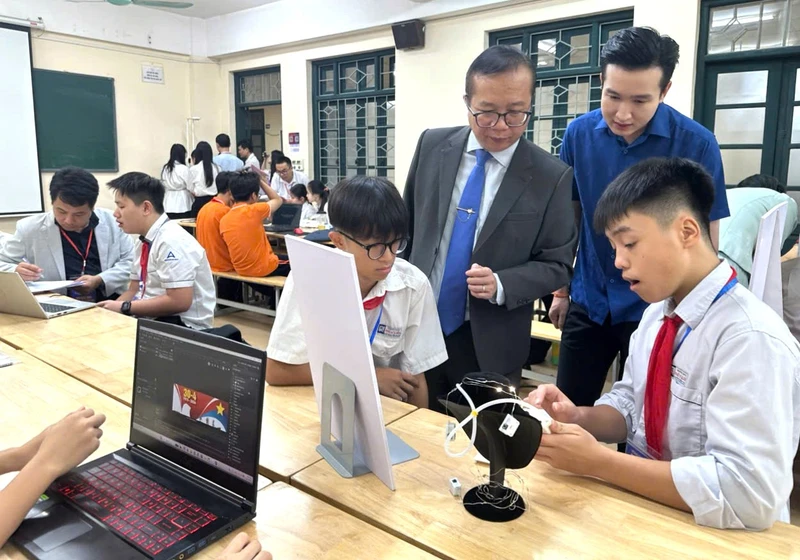 Học sinh Thủ đô sáng tạo robot tuần tra, hệ thống cảnh báo nguy hiểm ứng dụng AI