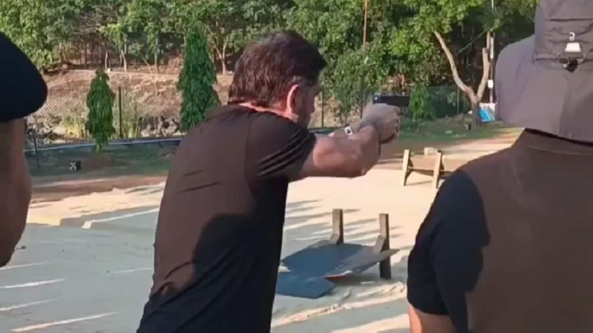 Watch: MS Dhoni's flawless gun skills and shooting stuns elite NSG ...