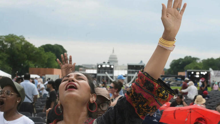 Thousands attend America-themed prayer rally at National Mall