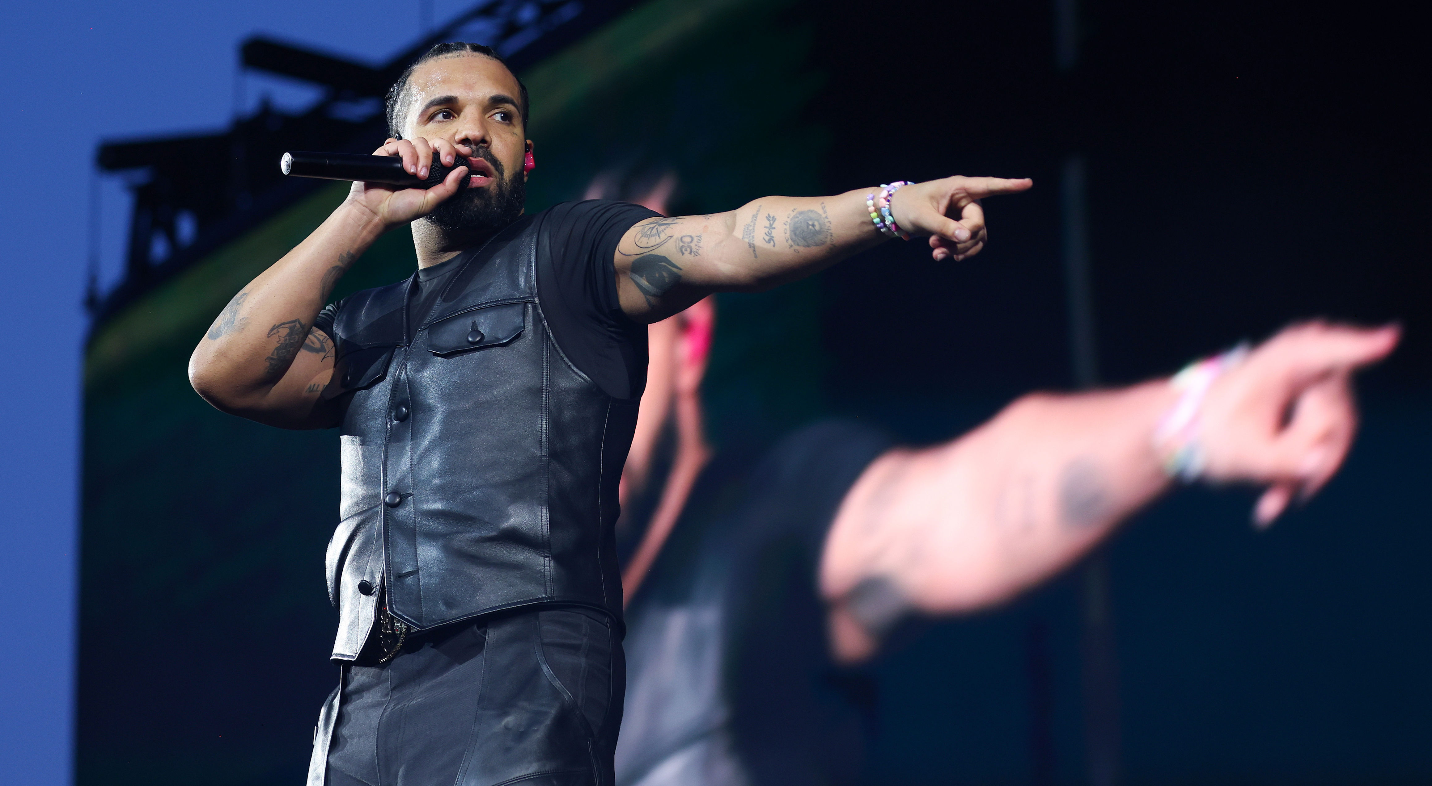 Drake is struggling to sell Beverly Hills home purchased from Robbie ...