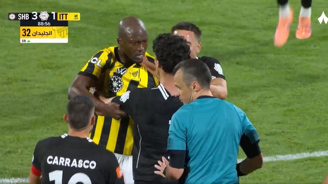 Vídeo: Danilo Pereira é agarrado pelo pescoço e marca logo a seguir