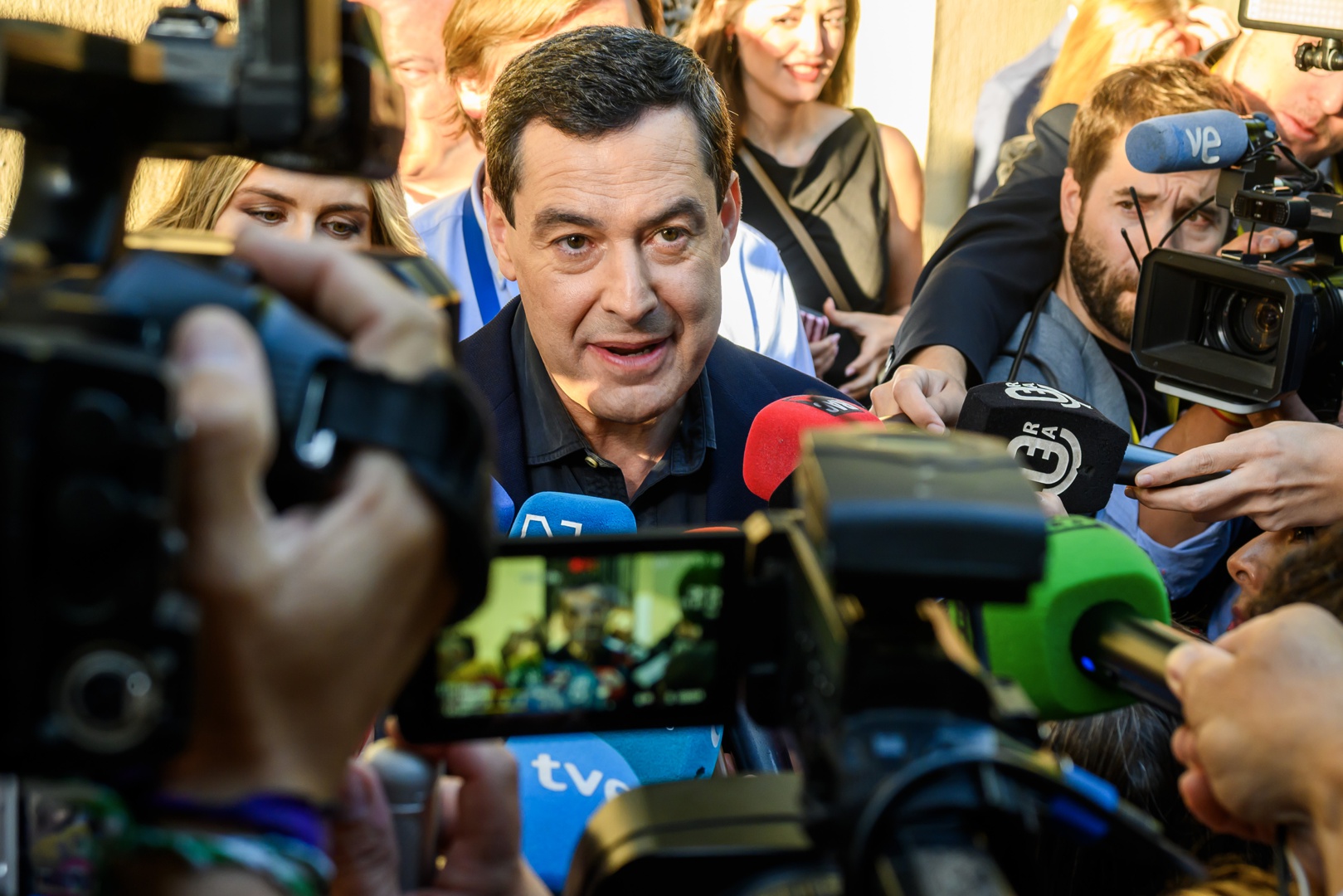 Al 46 % escrutado, el PP de Juanma Moreno se sitúa a 3 diputados de la ...