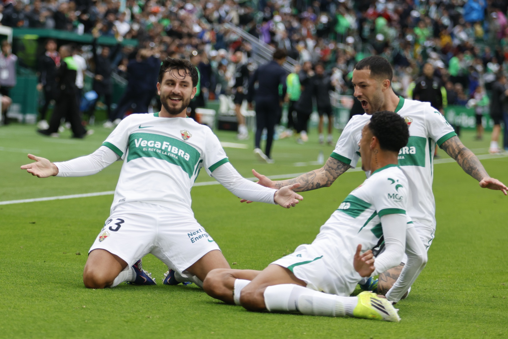 1-0 El Elche se agarra a la permanencia y aplaza el sueño europeo del ...