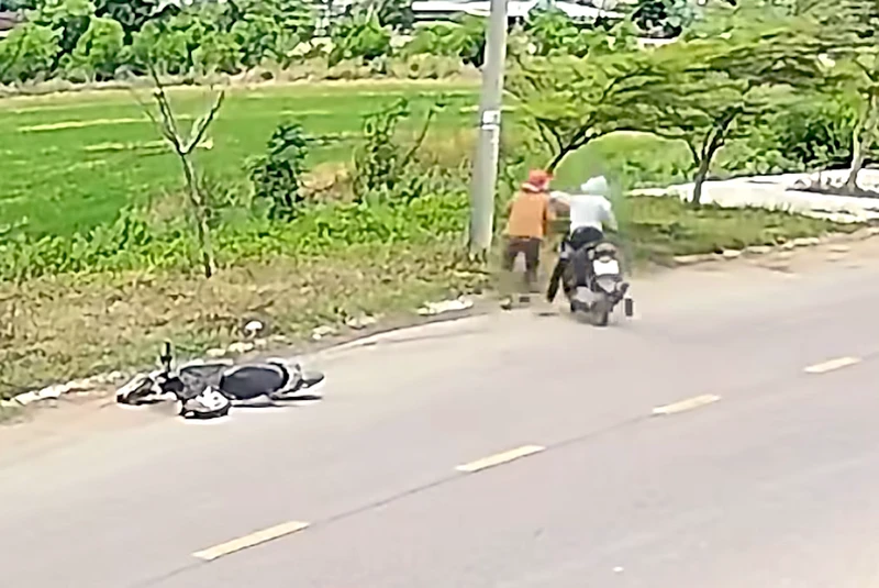 Giật dây chuyền vàng xong tên cướp quay lại đe doạ nạn nhân đưa nốt mặt dây