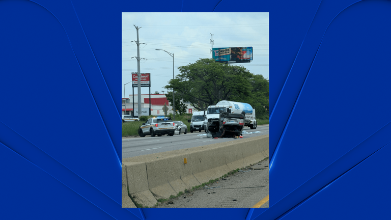 Multi-vehicle crash closes outbound Eisenhower Expressway in Chicago