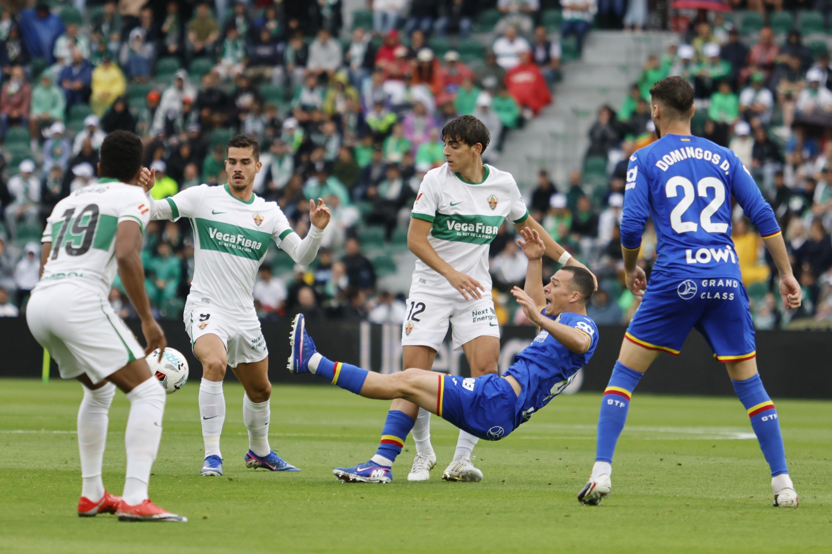 1-0 El Elche se agarra a la permanencia y aplaza el sueño europeo del ...