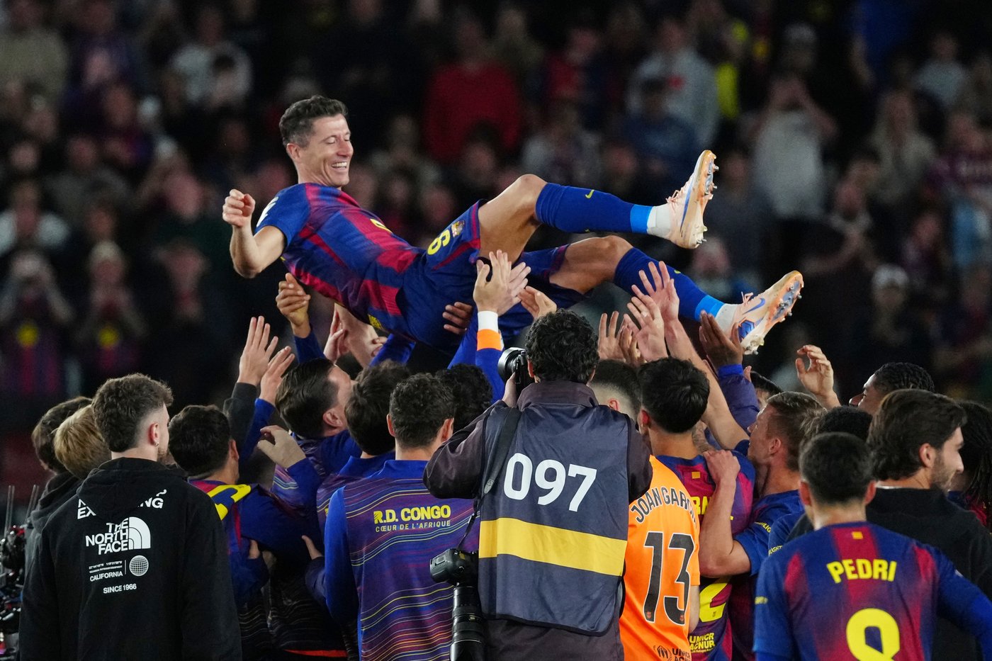 Barcelona wins in Lewandowski's farewell. Sevilla avoids relegation ...
