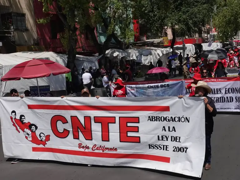 CNTE escala protestas y anuncia plantón en el Zócalo a partir de junio ...