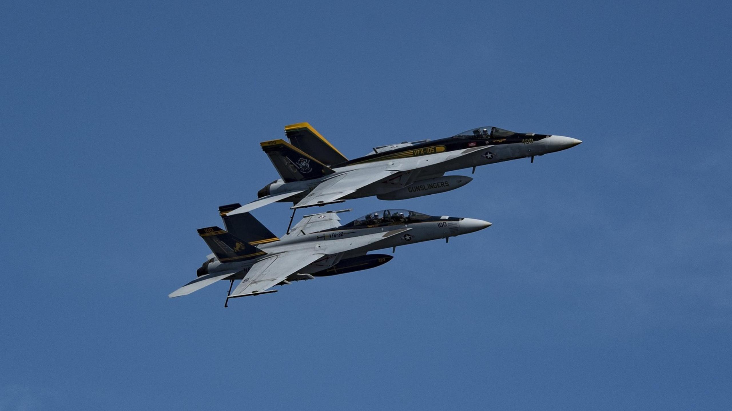 US Navy fighter jets explode and crash in mid air during Gunfighter ...