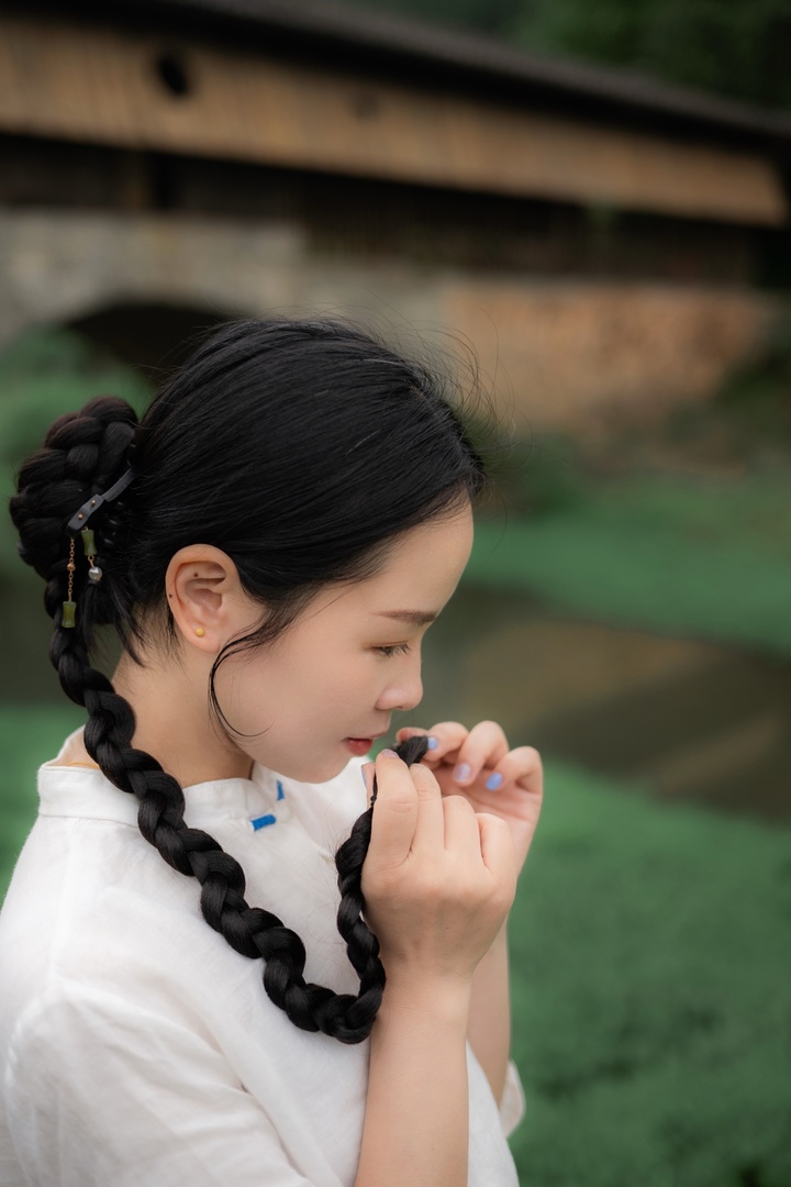 一缕青丝，半亩溪光：在静谧中遇见自己