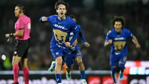 ¡Emoción total! Efraín Juárez celebra tras el triunfo de Pumas ante Pachuca