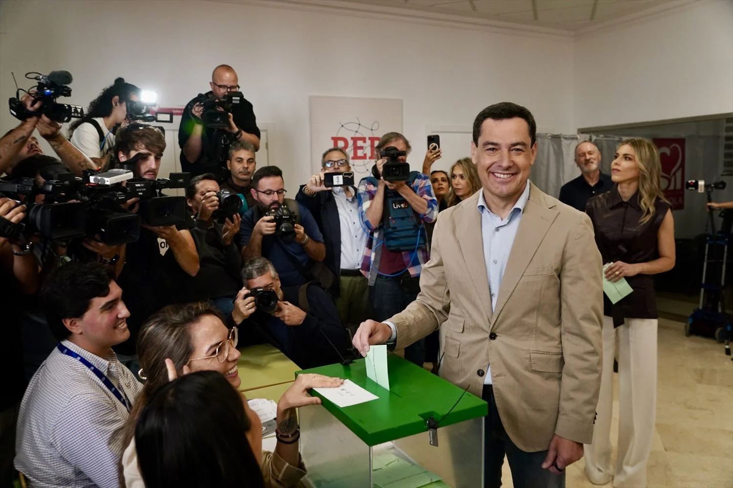 Juanma Moreno espera el voto CERA de Andalucía 2026 que se decide este ...