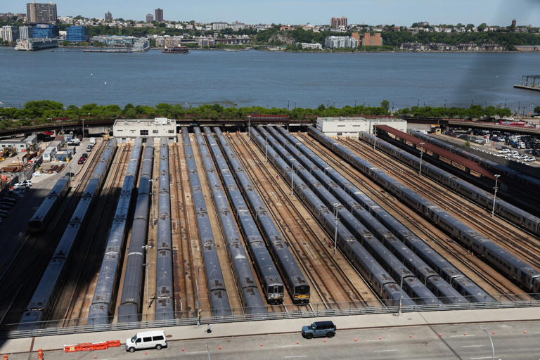 Talks to end a strike shutting down the largest US commuter rail system ...