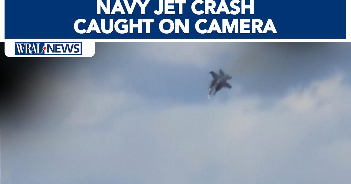 4 crew members eject safely after two Navy jets crash during air show ...