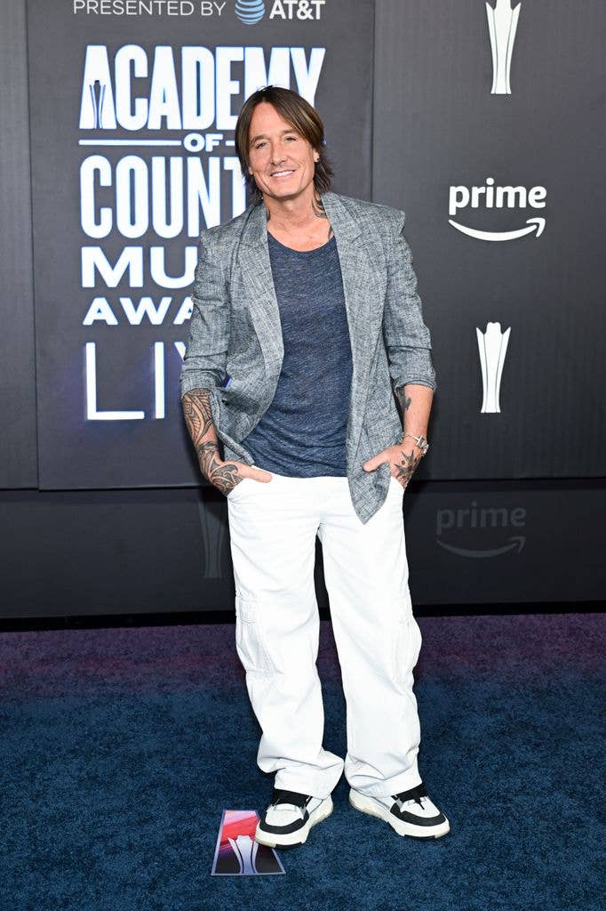 Keith Urban steps out solo to ACM Awards a year after loved up ...
