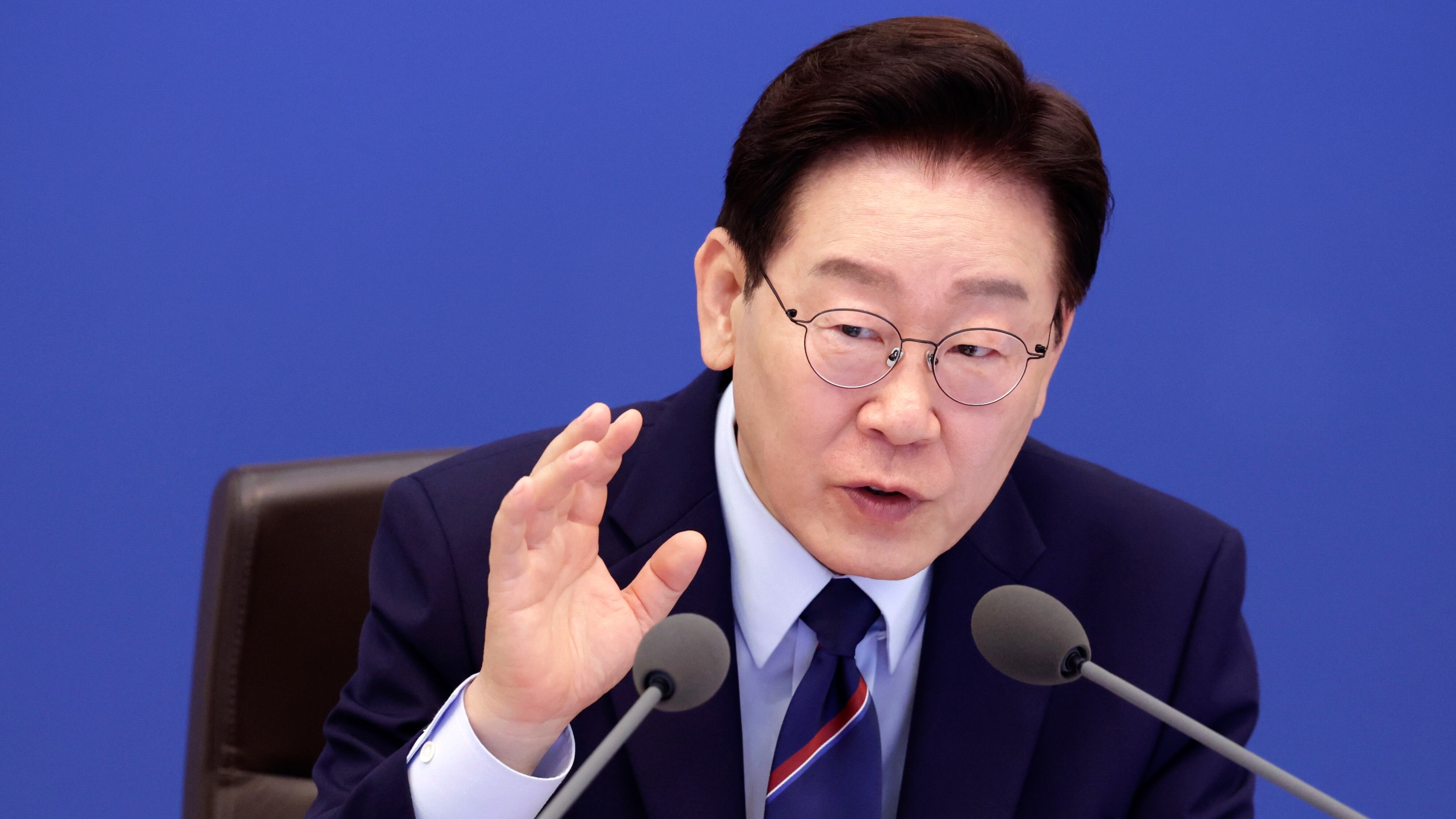 Lee stresses equal respect for labor and corporate rights