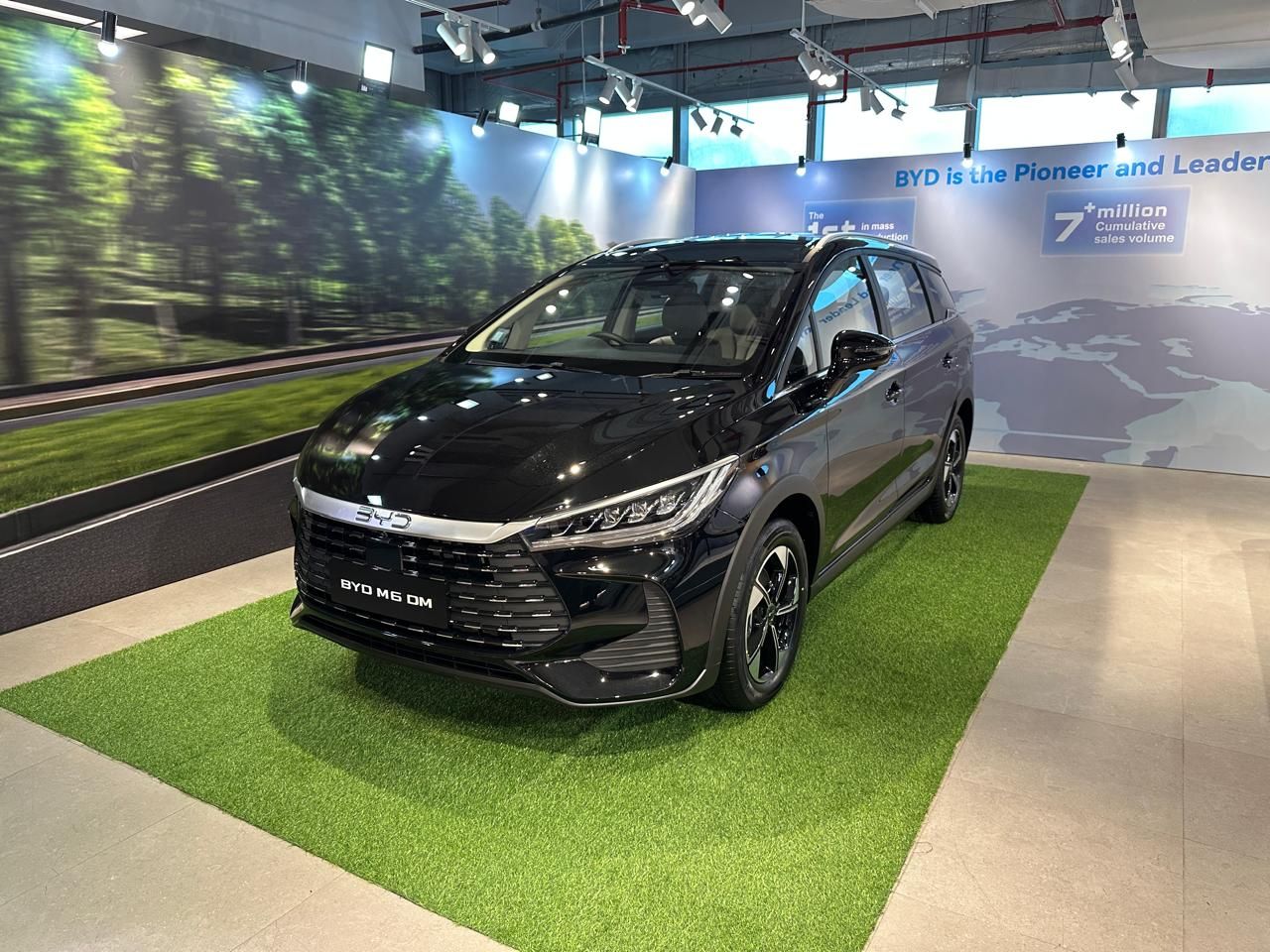 BYD M6 DM PHEV Meluncur: Inovasi Teknologi Baru di Indonesia