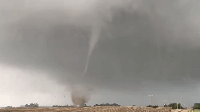 Storm chaser captures incredible formation of destructive tornado