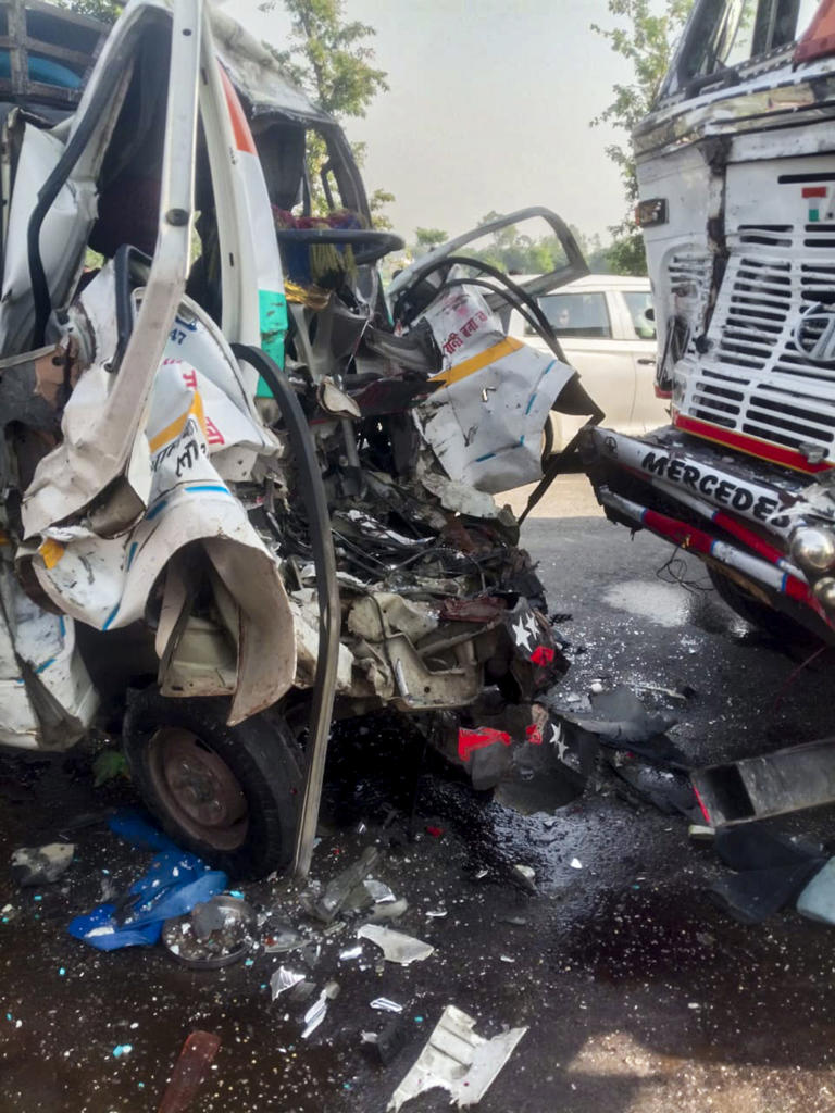 Road crash in UP leaves 10 dead