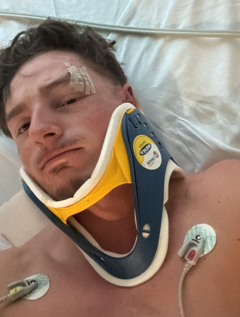 Wegen Lightning-McQueen-Crocs: Mann stürzt im Urlaub – fast gestorben