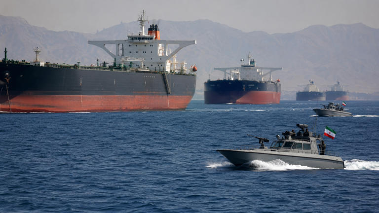 L'Iran pianifica tariffe per le navi che attraversano lo Stretto di Hormuz