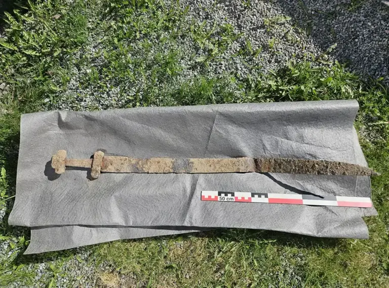 Un bambino trova una spada di 1300 anni in Norvegia