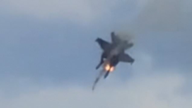 Two fighter jets entangle and explode above air show audience in Idaho