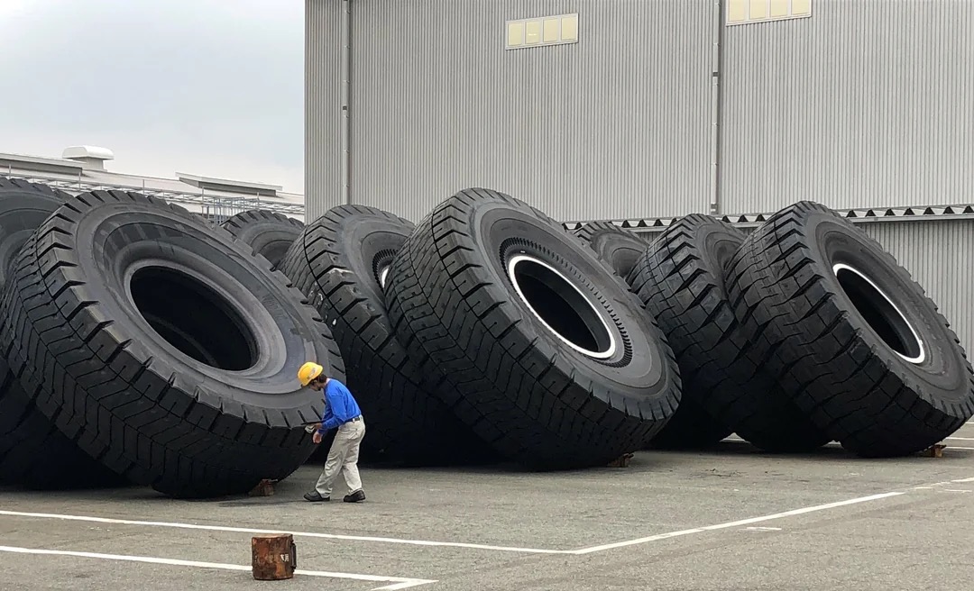 14 surprisingly huge things as captured with humans for scale