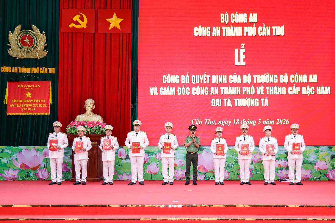 Công an Cần Thơ công bố quyết định thăng hàm Đại tá, Thượng tá cho 82 sĩ quan
